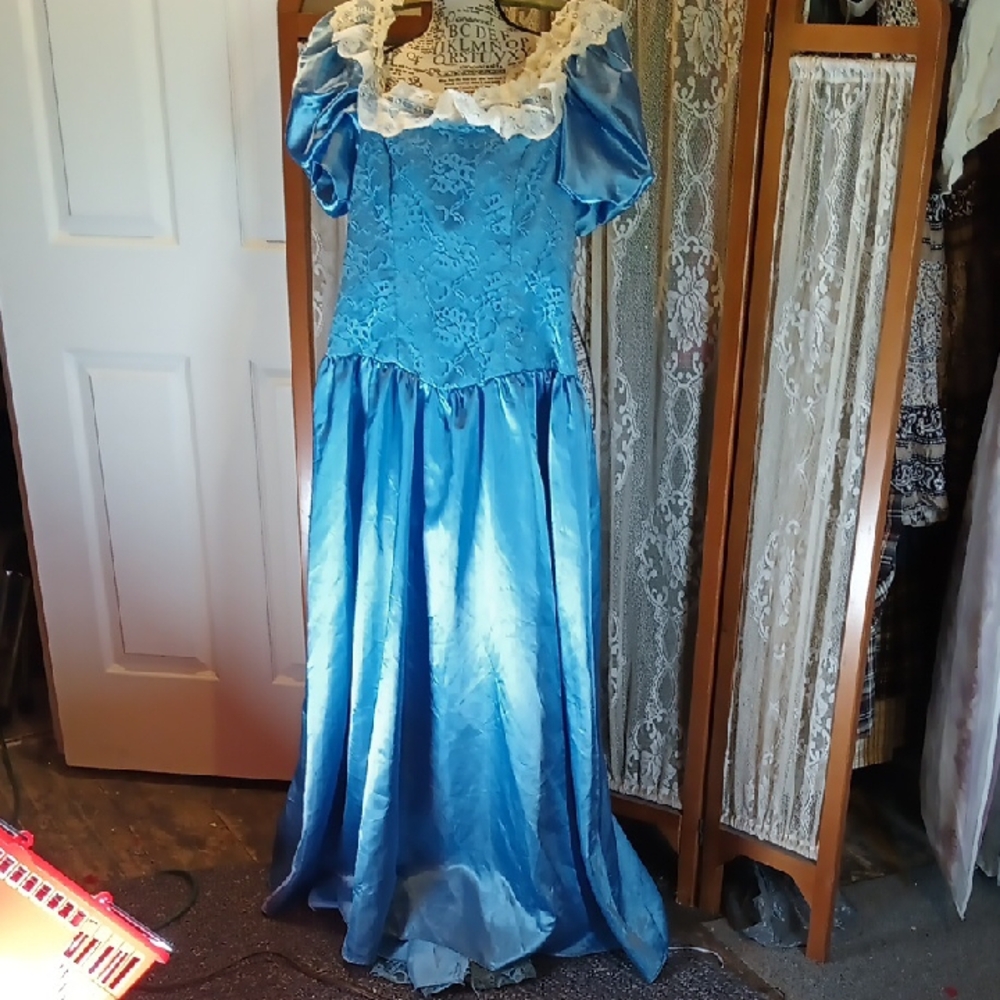 Women's Elegant Blue Lace Dress with Puff Sleeves